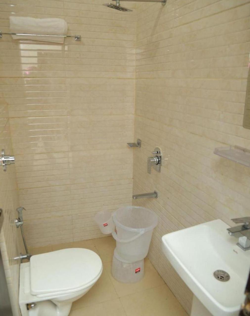 Hotel Golden Dreams Amritsar Bagian luar foto