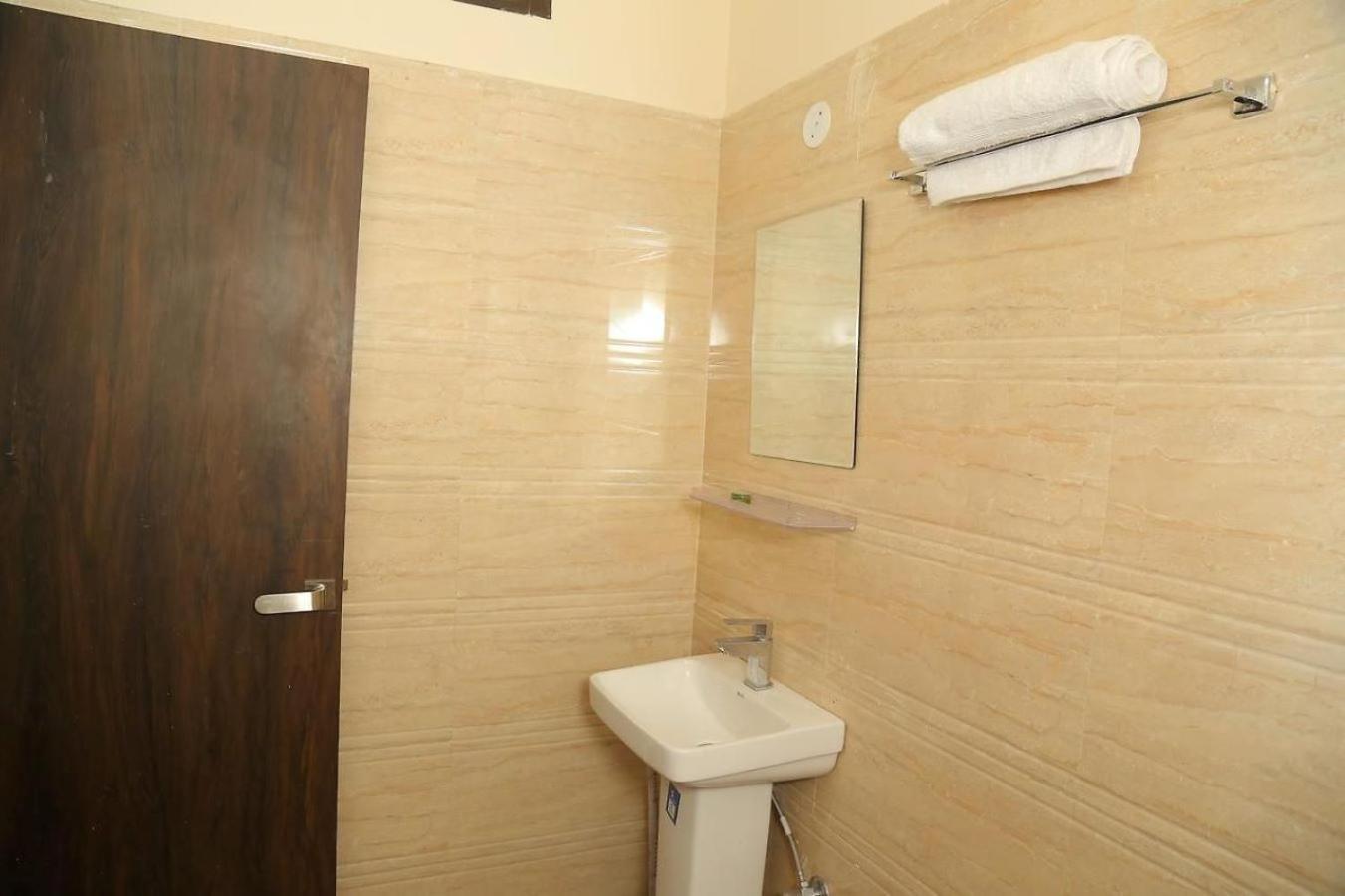 Hotel Golden Dreams Amritsar Bagian luar foto
