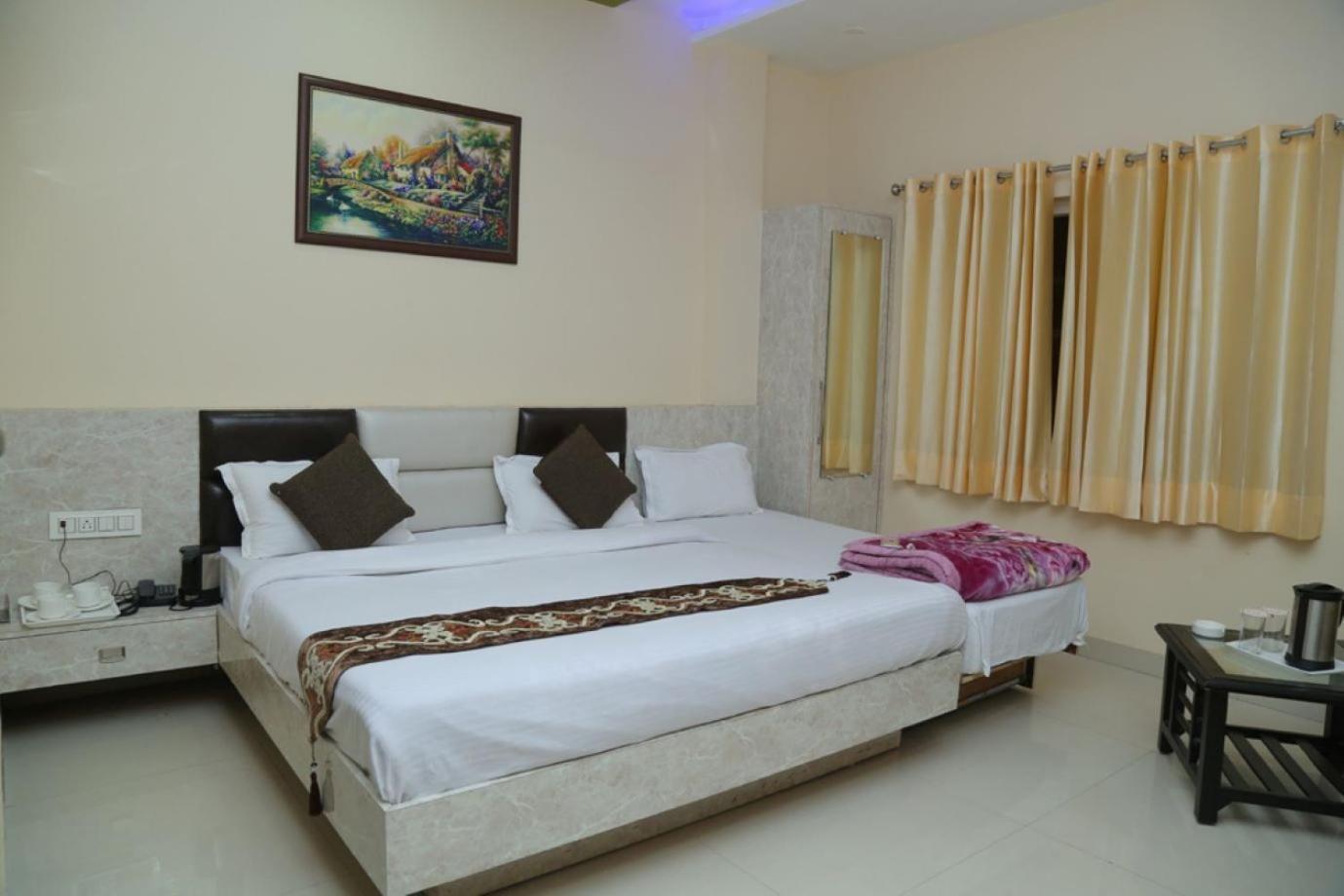 Hotel Golden Dreams Amritsar Bagian luar foto
